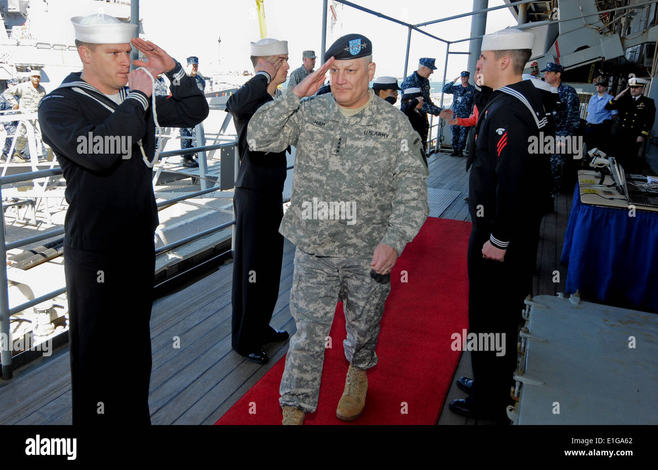 US Army General Carter F. Ham, Center, den kommandierenden General des US Africa Command wird an Bord die amphibische Kommando-Shi geleitet. Stockfoto