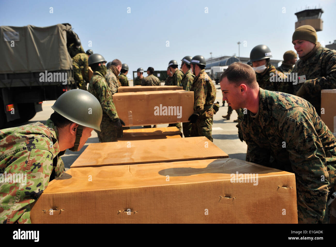 US-Marines von kombinierte Arme Training Center Camp Fuji, Japan, und Japan Ground Self-Defense Force Soldaten laden Boxen do Stockfoto