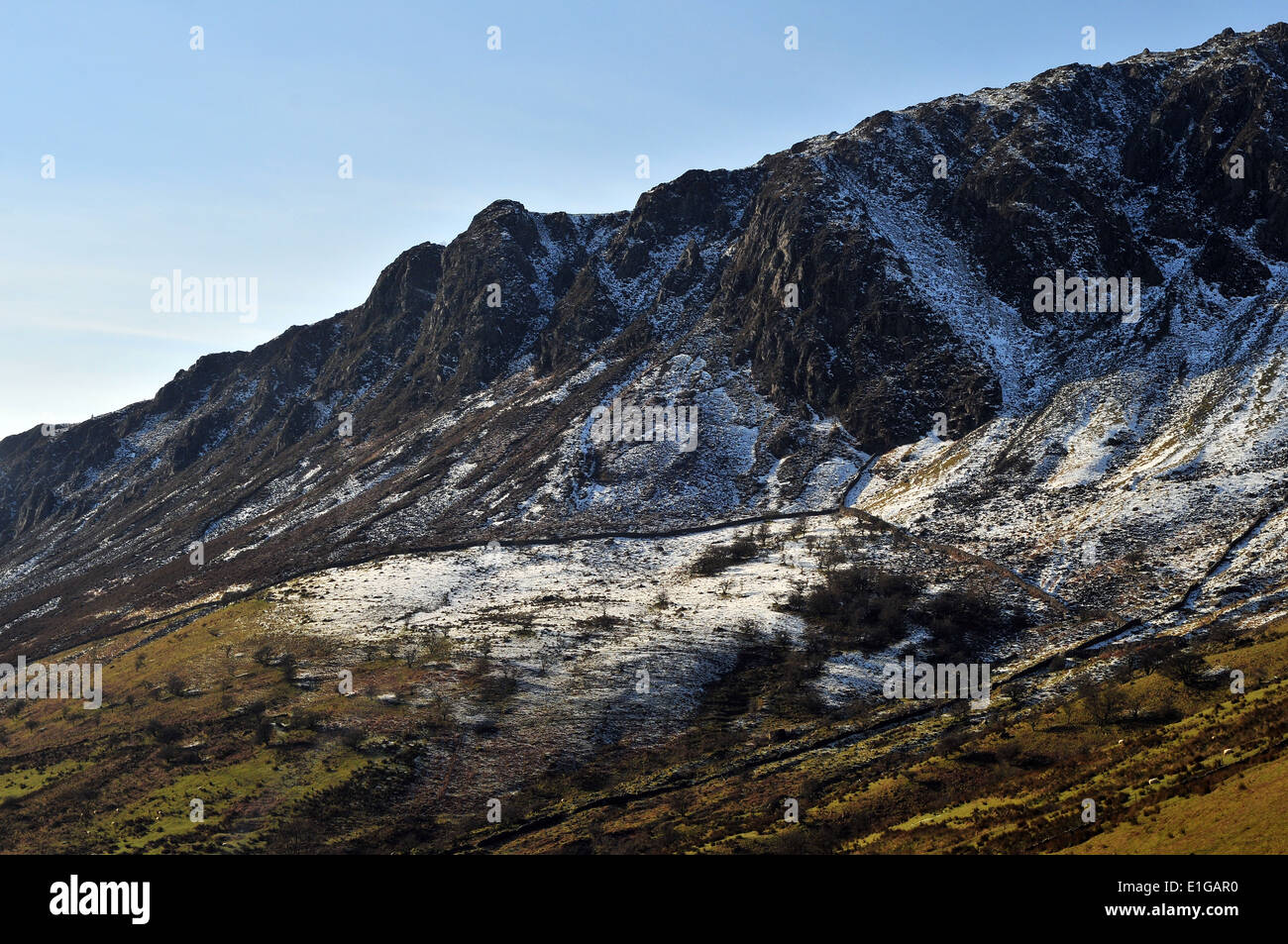 Februar Schnee auf der Süd-Ost-Grat des Cader/Cadair Idris in der Morgensonne. Stockfoto