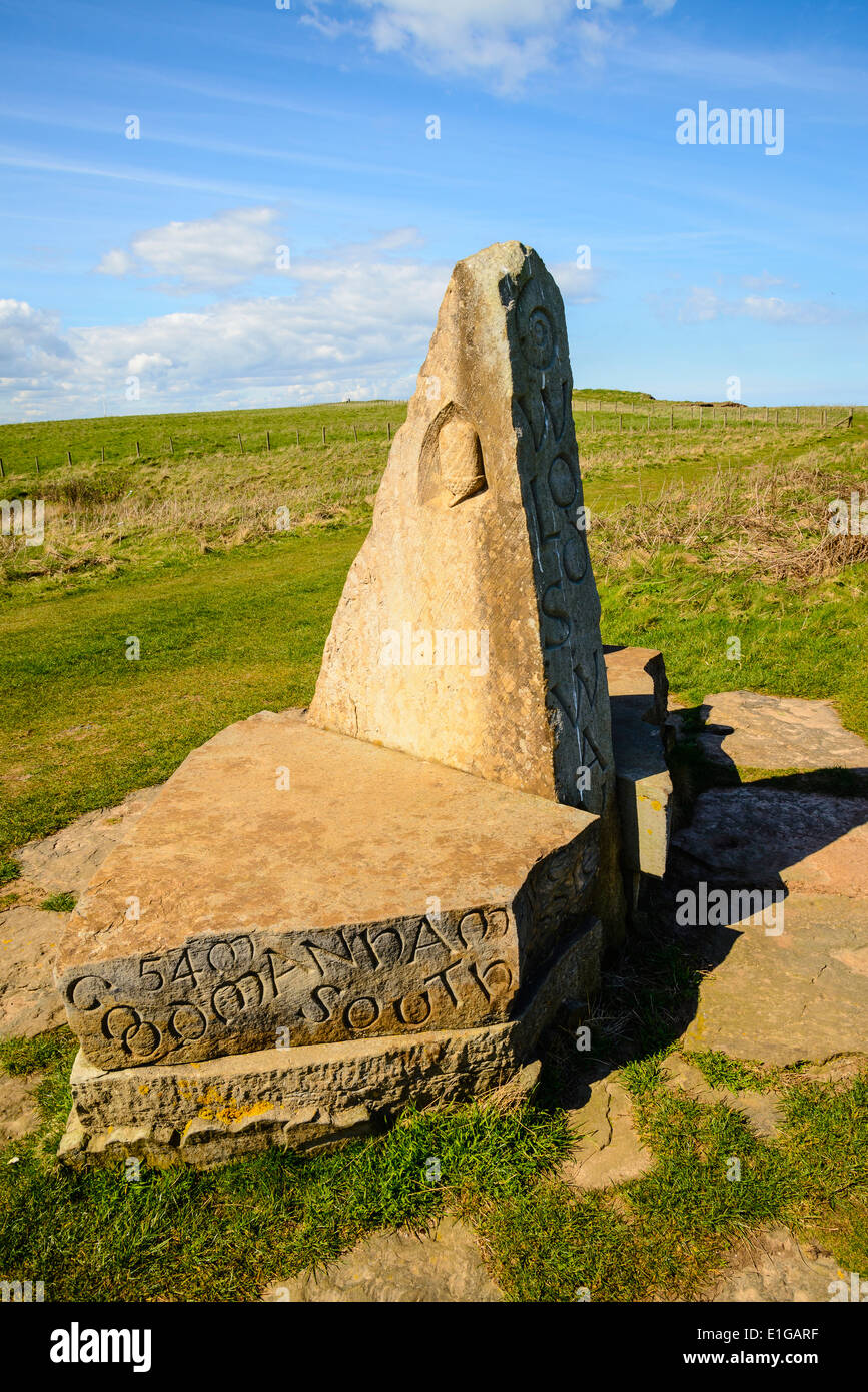 Marker Stein am Ende der Yorkshire Wolds Weise (auch der Start der Cleveland Art und Weise) auf Filey Brigg in der Nähe von Filey in East Yorks Stockfoto