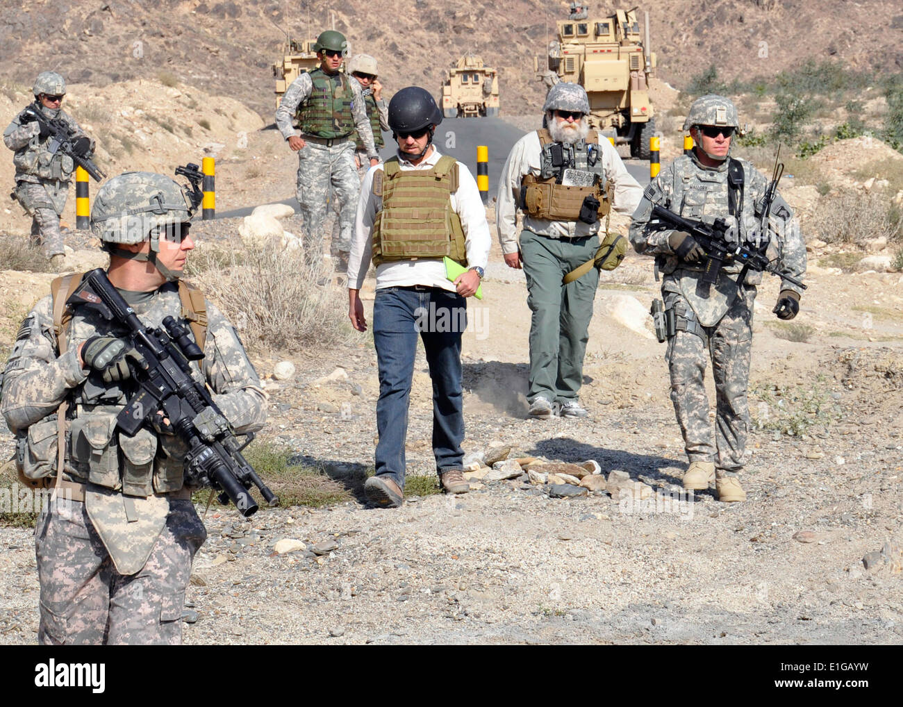 US Army Spc. Christopher Gearhart, links, zugeordnet der Nuristan Provincial Reconstruction Team Sicherheitstruppe, führt Mitglied Stockfoto
