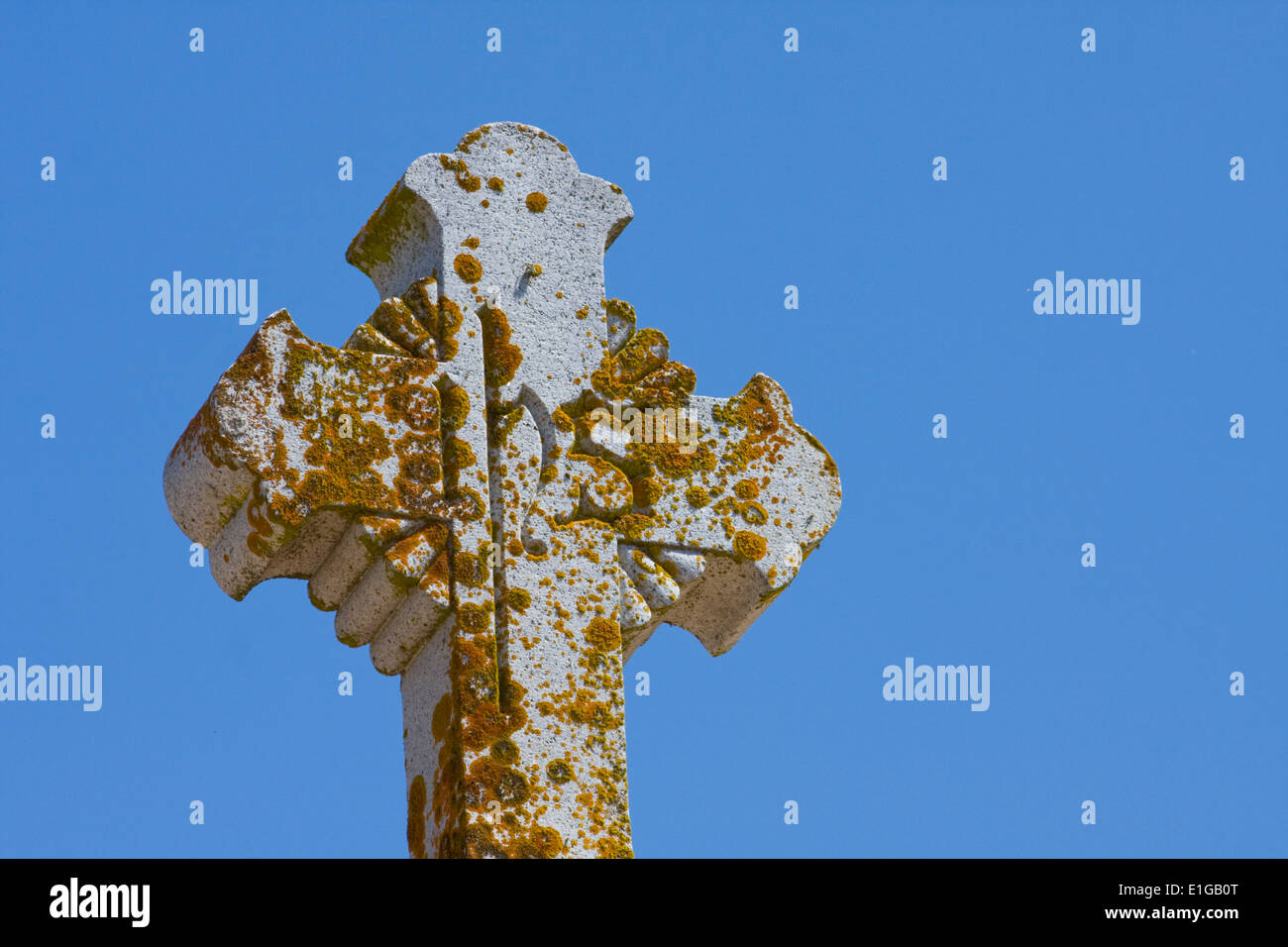 Eine Kreuze Grab Marker bedeckt in Flechten in San Juan Bautista, Kalifornien. Stockfoto