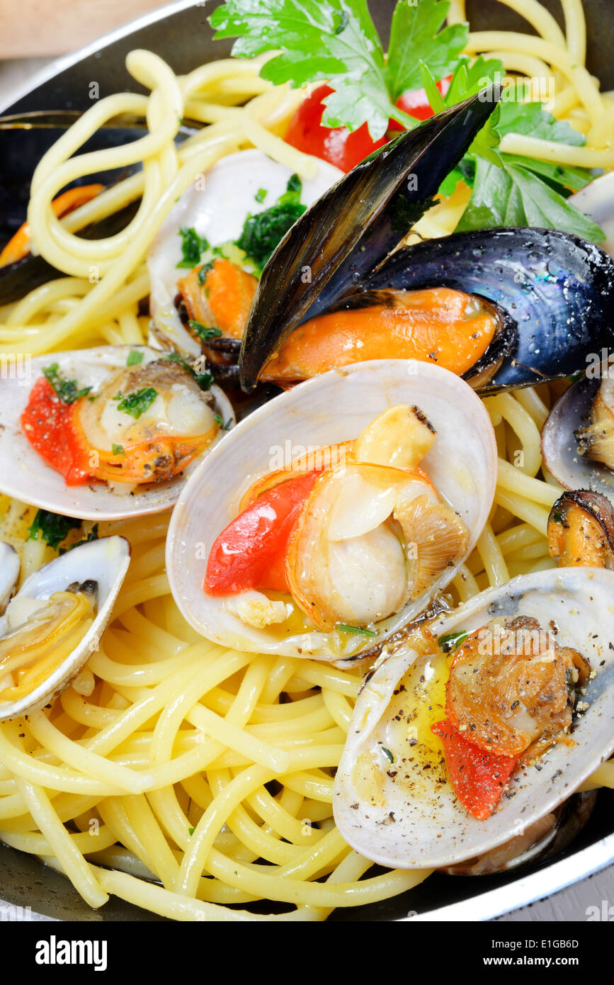 traditionelles italienisches komponiert von Spaghetti Pasta und Meeresfrüchte Fasolari, Muscheln und Muscheln Stockfoto