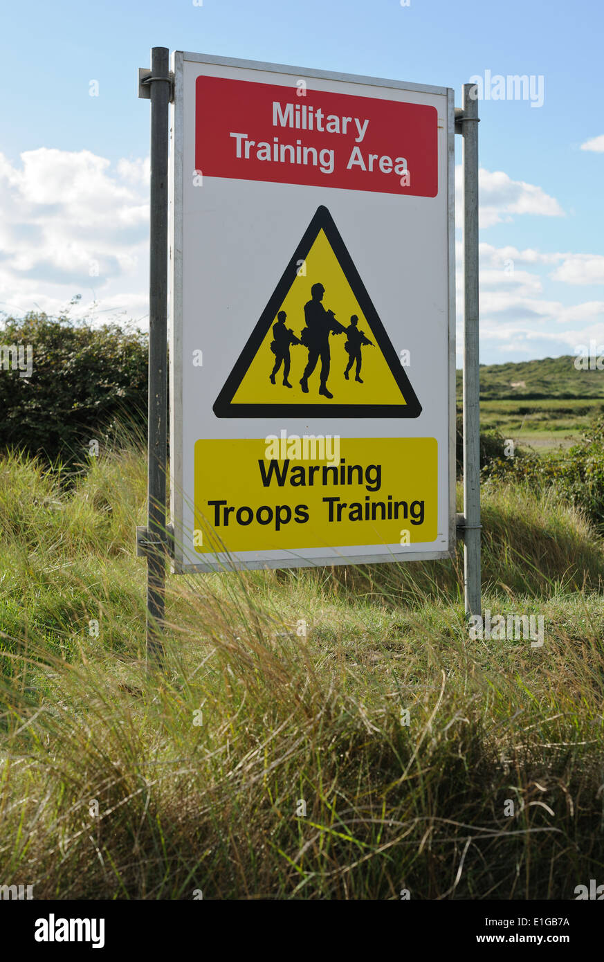 Truppenübungsplatz Warnzeichen auf Braunton Burrows in der Nähe von Saunton an der Küste von North Devon. Stockfoto