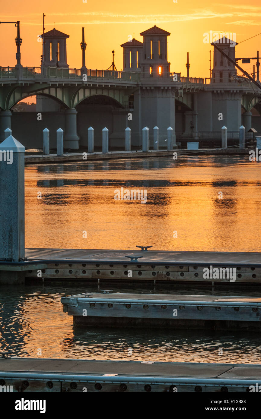 Ein goldener Sonnenaufgang backlights Bridge of Lions über die Bucht von Matanzas in Saint Augustine, Florida, USA. Stockfoto