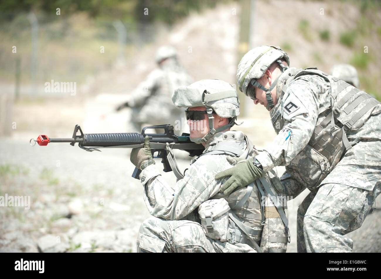 Ein US-Soldat, richtig, mit der ersten Armee prüft ein Flieger während Armee Krieger Hinterhalt Trainingsübungen auf gemeinsamer Basis McGuire-D Stockfoto