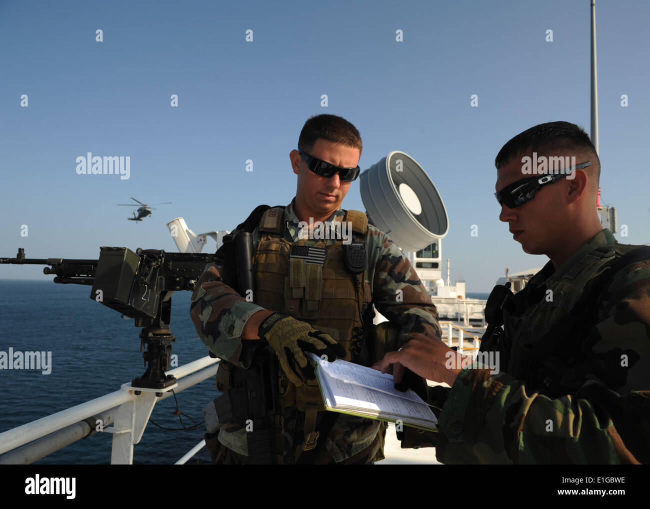 110508-N-NY820-014 PAITA Peru--(8. Mai 2011) Waffenwart 3. Klasse Sam Gentz (links), der Mobile Security Staffel 6, ist re Stockfoto