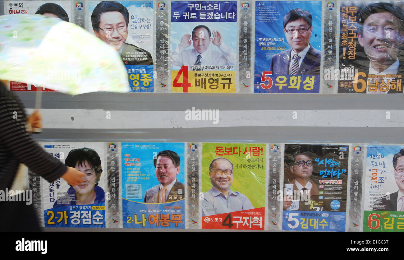 Seoul, Südkorea. 4. Juni 2014. Menschen zu Fuß passieren Wahlplakate in Seoul, Südkorea, 4. Juni 2014. Südkoreaner werden insgesamt 3.952 Beamte, darunter 17 Bürgermeister, Provinzgouverneure und Superintendenten und 226 Leiter der Low-Level-Verwaltungseinheiten sowie einige 3.700 lokale Ratsmitglieder wählen. Die Abstimmung begonnen von 06:00 in 13.665 Wahllokalen bundesweit, bis 18:00, nach dem nationalen Wahl Kommission (NEC). Bildnachweis: Yao Qilin/Xinhua/Alamy Live-Nachrichten Stockfoto