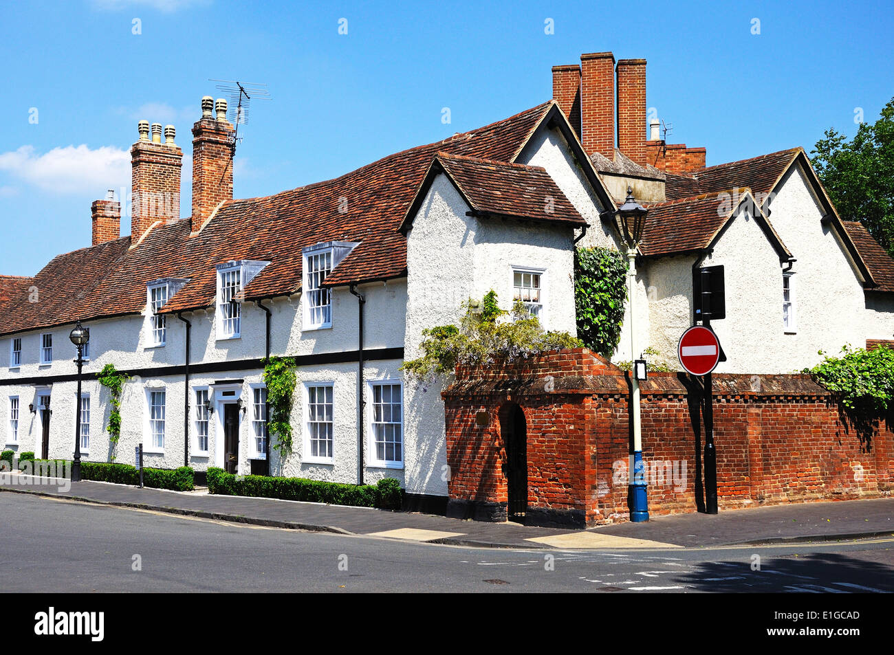 Reihe von Hütten entlang der Altstadt, Stratford-Upon-Avon, Warwickshire, England, Vereinigtes Königreich, West-Europa. Stockfoto