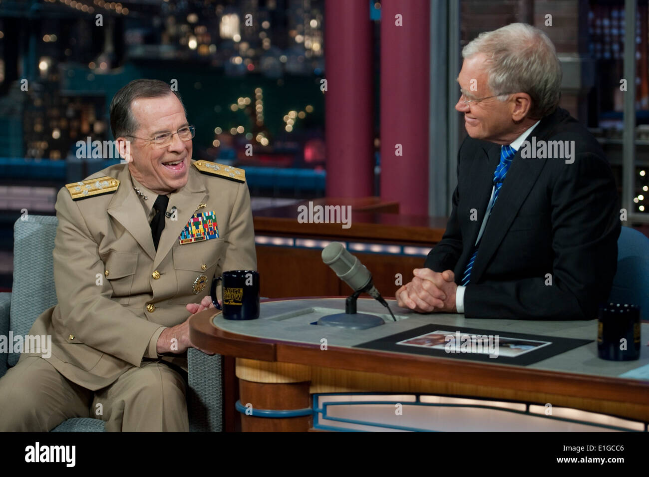 U.S. Navy Admiral Mike Mullen, links, der Vorsitzende der Joint Chiefs Of Staff, lacht mit David Letterman auf der "Late Show with Stockfoto