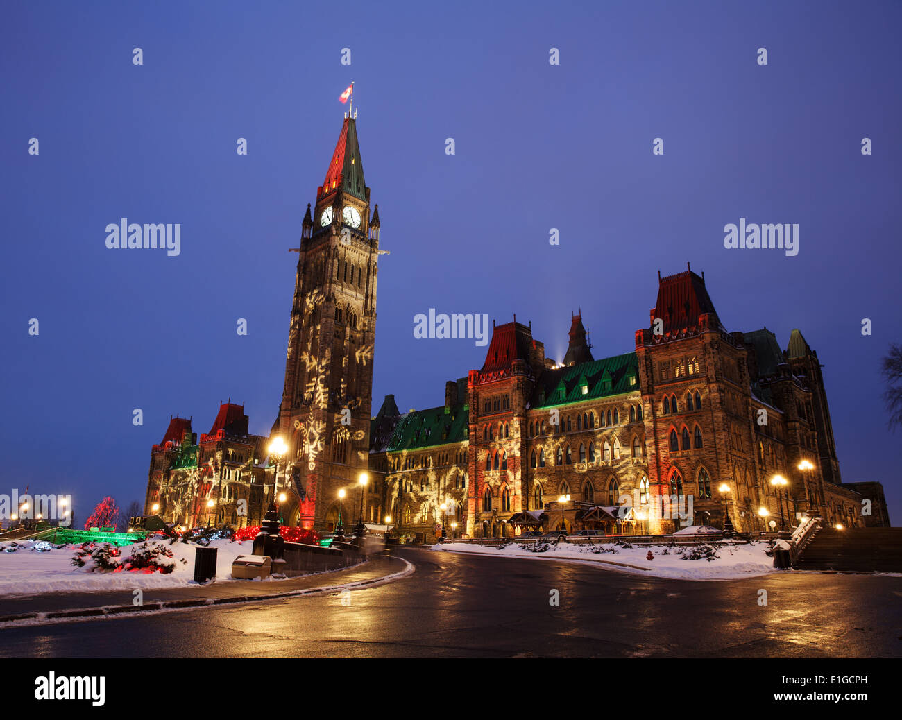 Das kanadische Parlamentsgebäude In Ottawa in der Nacht mit dem Christmas Lights Display auf der Centre Block und Peace Tower Stockfoto
