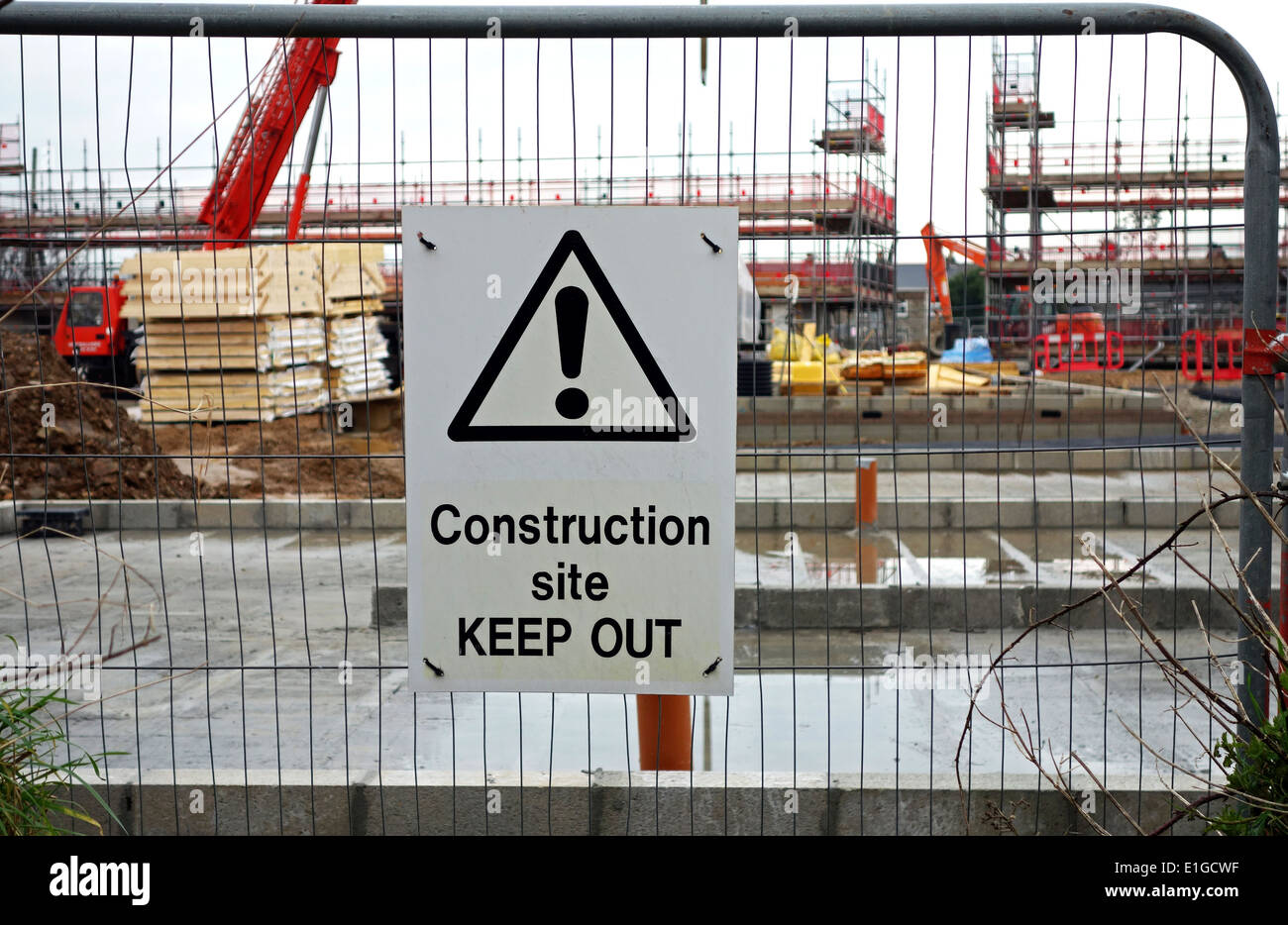 Zeichen auf einer Baustelle fernzuhalten Stockfoto