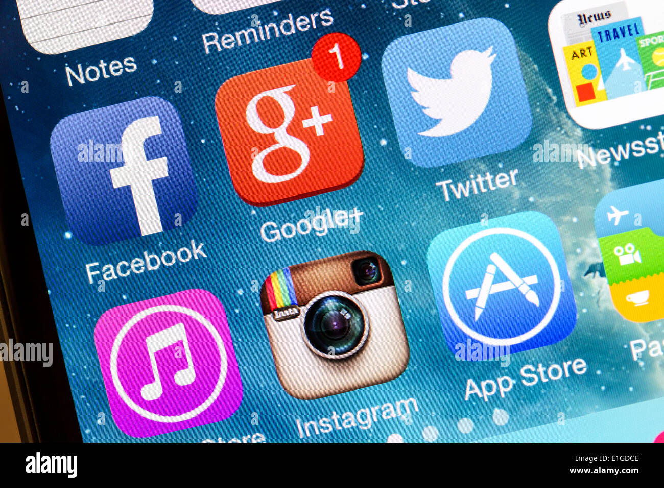 Populären social-Media-Icons-Om-Iphone-Bildschirm Stockfoto