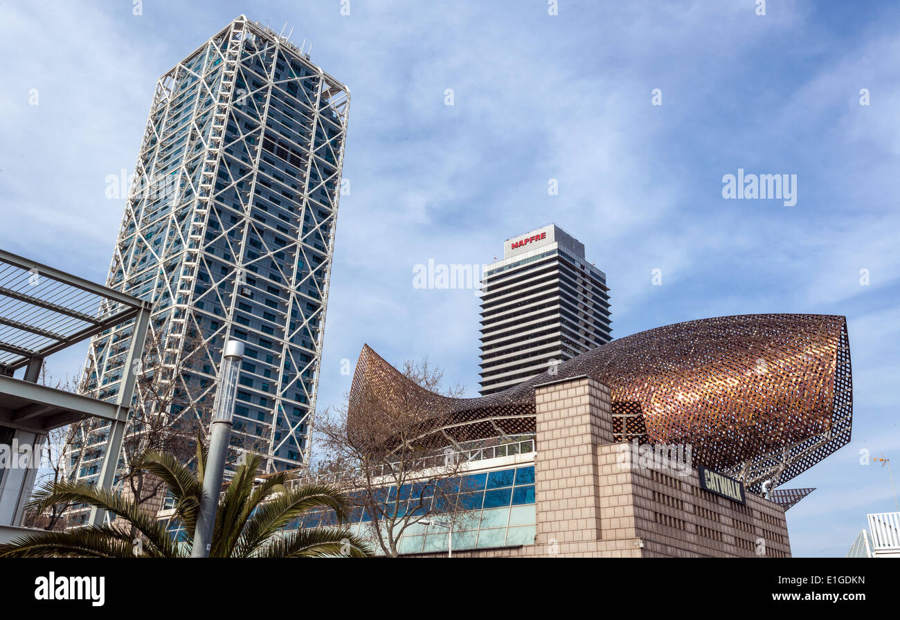 Low Angle View der modernen Hochhäuser und Skulptur an Port Olimpic, Barcelona, Katalonien, Spanien. Stockfoto