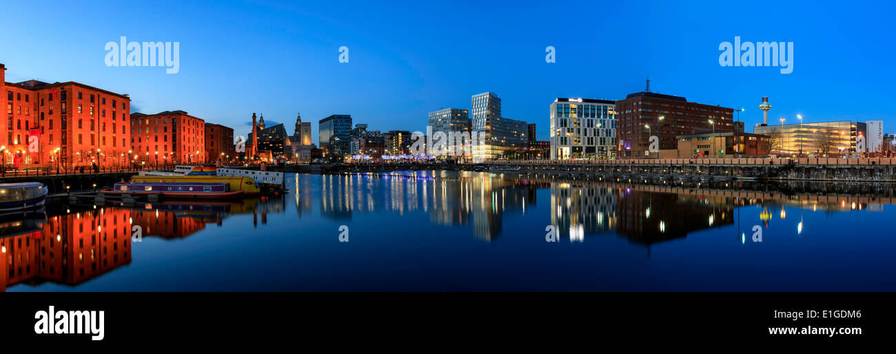 Panoramablick auf Liverpool Skyline spiegelt sich im Fluss Mersey am Albert dock Stockfoto