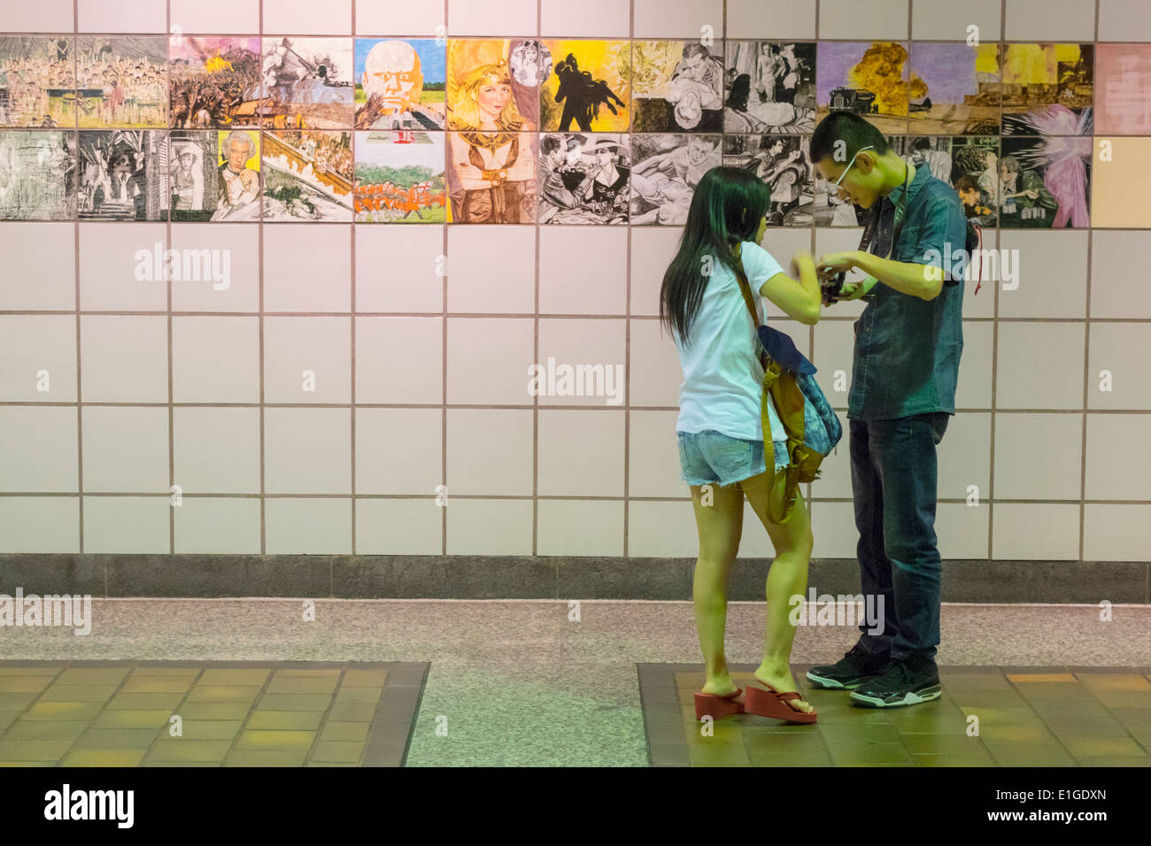 Los Angeles California, Downtown, LA County Metro Rail, Stadtbahn, Nahverkehr, Rote Linie, 7th Street Metro Center Station, Asiatin weibliche Frauen, Stockfoto