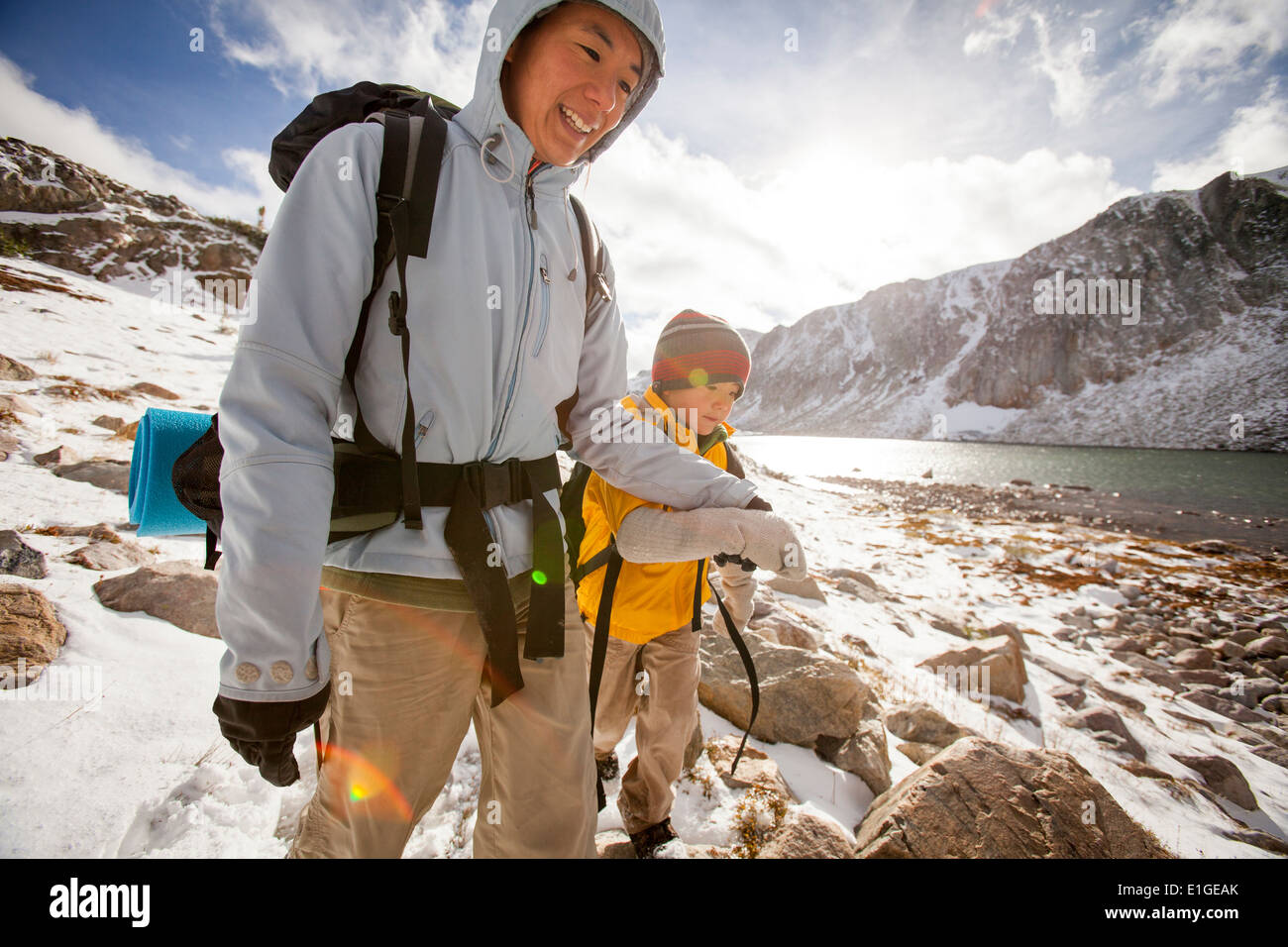 Mutter und Sohn genießen Sie eine Wanderung entlang einer Schnee gefüllt Gap Trail Stockfoto