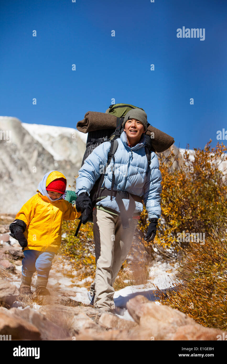 Mutter und Sohn genießen Sie eine Wanderung entlang einer Schnee gefüllt Gap Trail Stockfoto