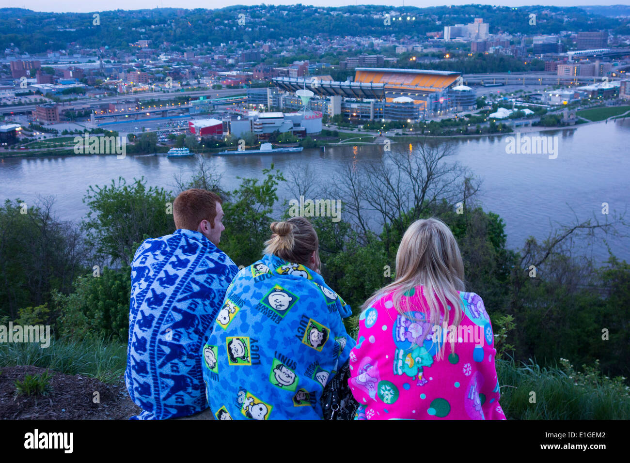 Freunde sitzen und warten auf den Sonnenuntergang über Pittsburgh PA Stockfoto