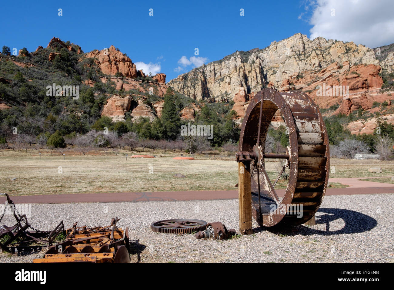 Eine alte Wasserrad Pendley Homestead und Obstgarten auf Slide Rock State Park im Oak Creek Canyon in der Nähe von Sedona, Arizona, USA. Stockfoto