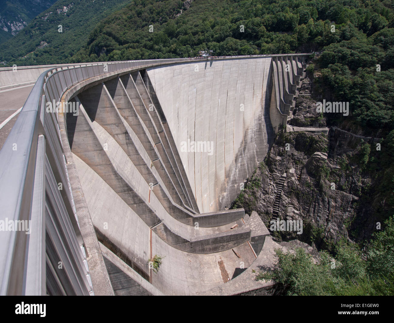 Valle Verzasca "Contra" Damm am Lago di Vogorno, Tessin (Schweiz) - mit 220m Höhe einer der größten Stauseen der Welt. Stockfoto