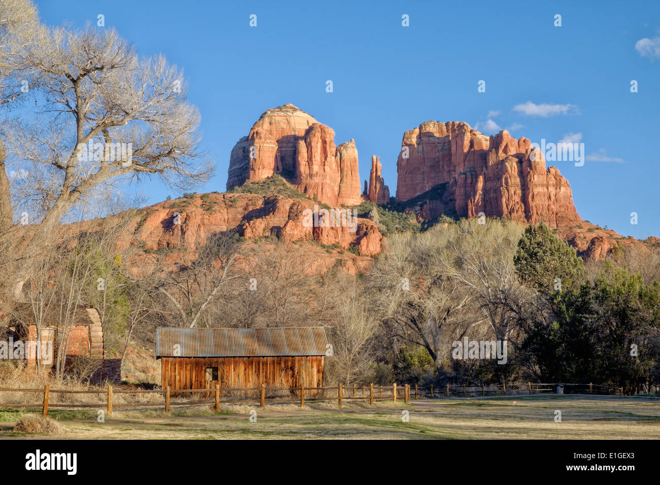 Cathedral Rock mit einem alten Wasserrad und Scheune in Sedona, Arizona, USA. Stockfoto