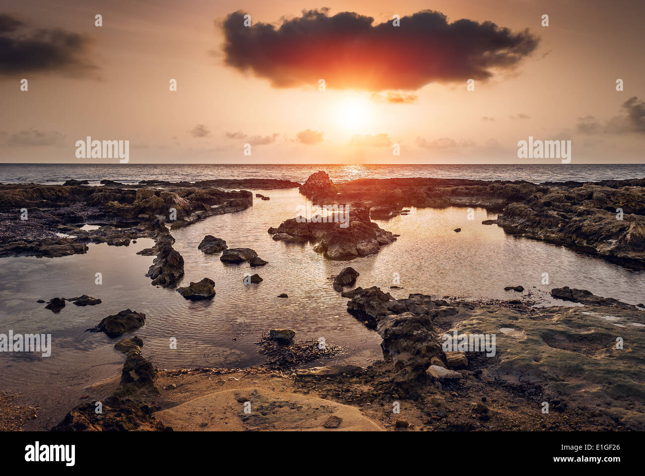 Sonnenuntergang über dem Meer und felsigen Küste in Mahdia, Tunesien Stockfoto