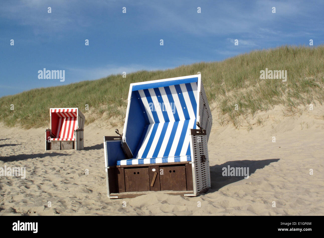 überdachte Liegestühle am Strand Aylt Stockfoto