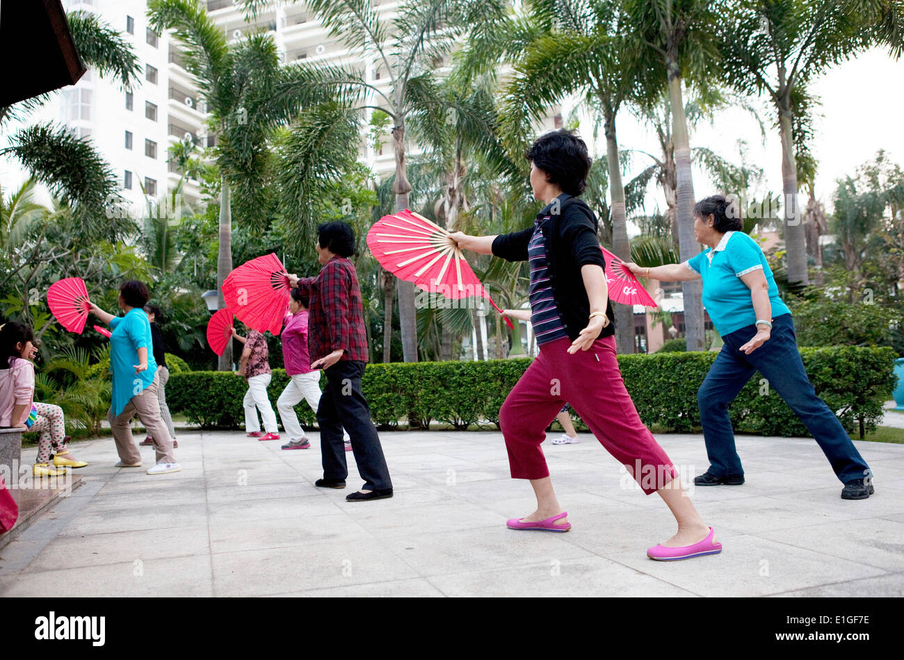 Frauen tanzen mit die Funs außerhalb zusammen in Sanya, Hainan, China, am 2. Januar 2014. Stockfoto