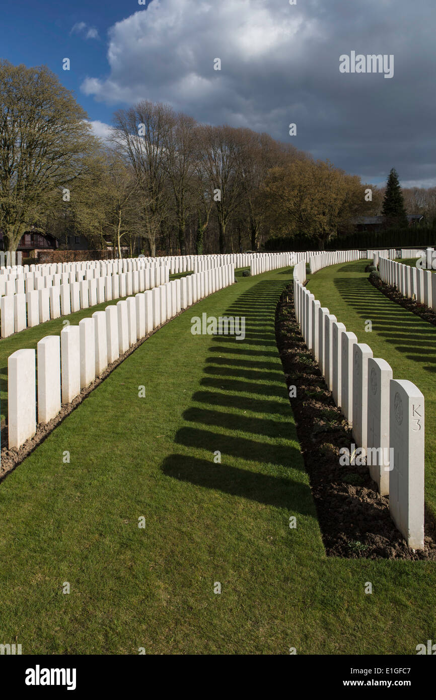 Reihen von Gräbern und Shows an einem sonnigen Tag des unbekannten Soldaten auf dem Friedhof des ersten Weltkrieges Tyne Cot in Flandern, Belgien Stockfoto