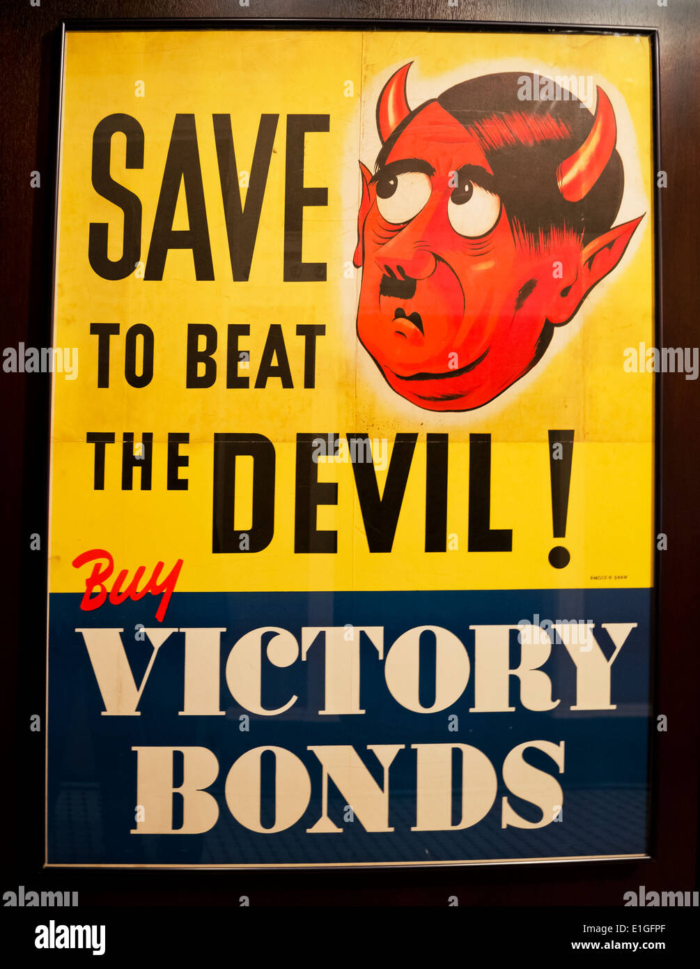 Kanadische Zweiter-Weltkrieg-Plakat: "speichern, um den Teufel zu schlagen: Sieg Anleihen kaufen. Mit Hitler als der Teufel. Stockfoto