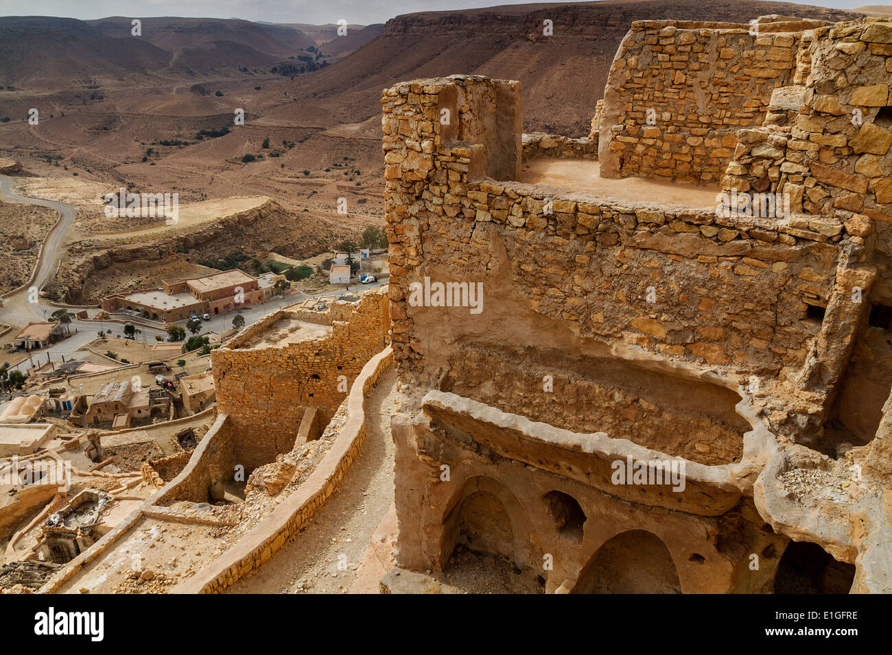 Berghang Berber Dorf von Chenini, Höhlenwohnungen Wohnungen Stockfoto