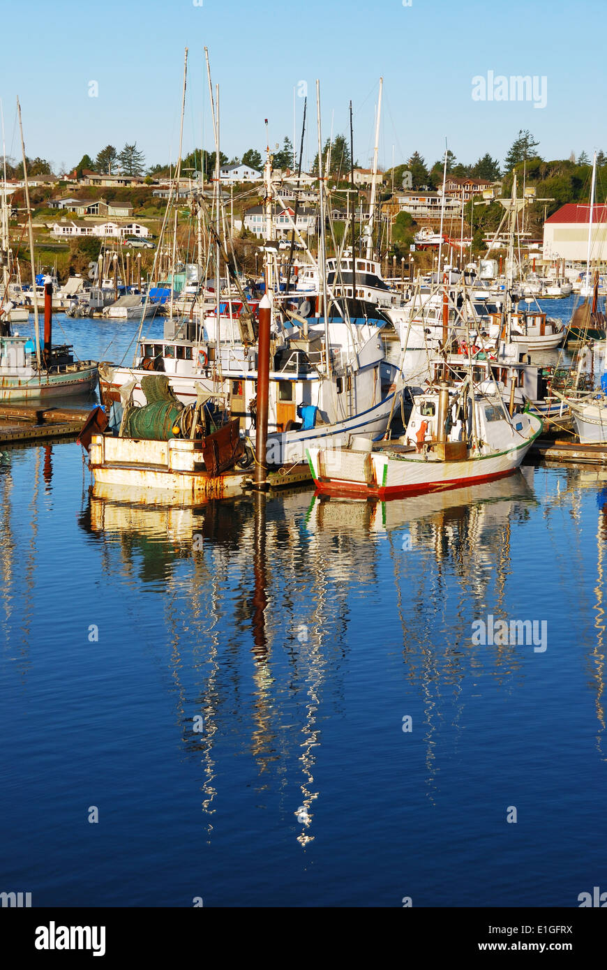 Boote in der Bucht von Rogue River an der Port of Gold Beach Oregon am frühen Morgen. Stockfoto