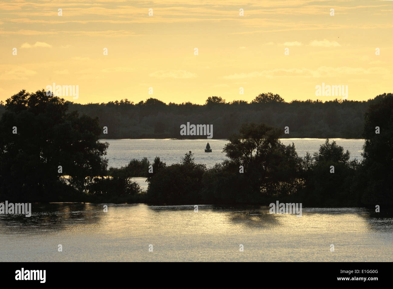 Wasserlandschaft der Polder Hoeksche Ward und Fluss Zweig Hollands Diep, 20. Juli 2012 Stockfoto