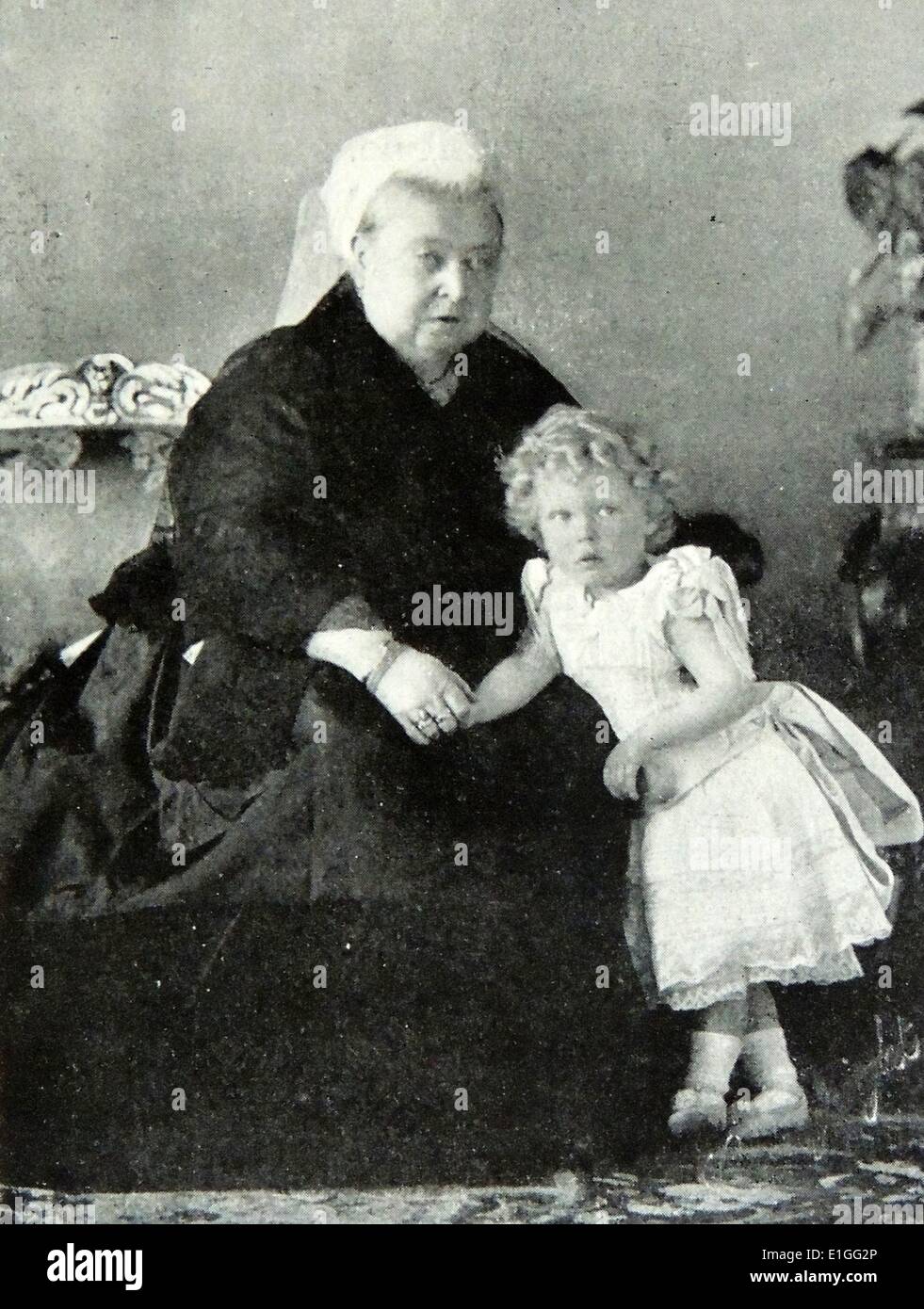 Foto von Königin Victoria (1819-1901) und ihre zwei Jahre alte Enkelin, Prince Edward (1894-1972). Prince Edward wurde später König Edward VIII. und der Herzog von Windsor. In der Isle of Wight. Vom 1896 Stockfoto