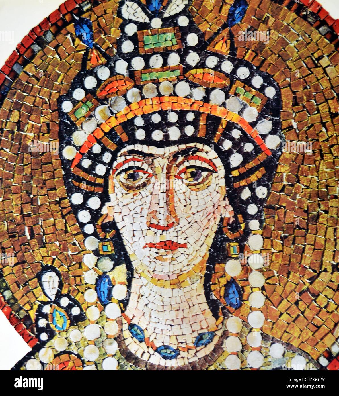 Detail aus dem Mosaik von Justinian und Theodora. Prinzessin Theodora war am besten für ihr Talent als Staatsoberhaupt im östlichen Reich Justinians bekannt. In der Kirche San Vitale in Ravena, Italien. Vom 548 A.D. Stockfoto