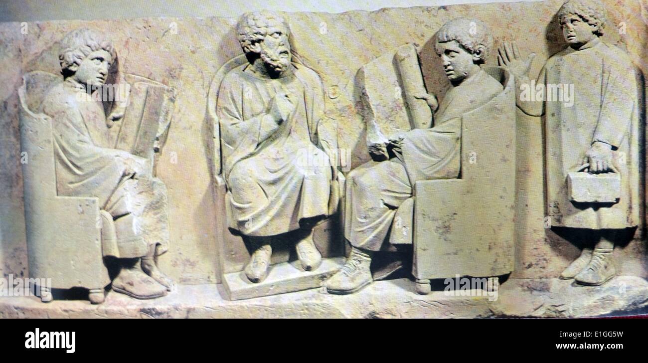 Stein Szene zeigt ein Lehrer der Römischen Schule und zwei Studenten während der Klasse sitzt, während ein dritter Student kommt zu spät. Sowohl die Lehrer und Schüler werden angezeigt, tragen dicke Kleidung und Schuhe aus Leder. Vom 1. Jahrhundert v. Chr. Stockfoto