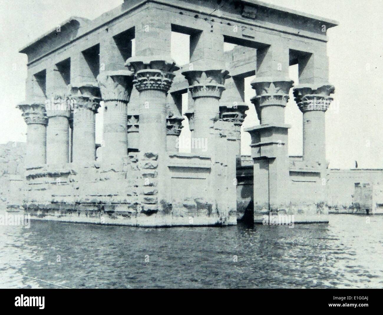 Foto von einem der Kioske auf der Insel Philae. Der Kiosk ist teilweise im Wasser der Assuan-staudamm versenkt. Während der ptolemäischen Dynastie gebaut Stockfoto
