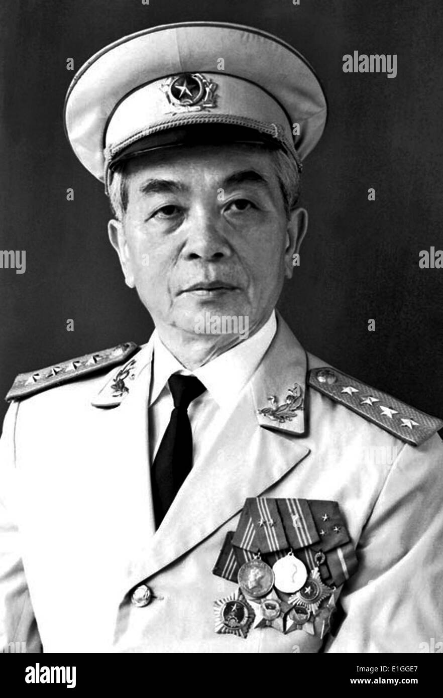 Võ Nguyên Giáp 1911 - 4 Oktober 2013) Allgemein in der vietnamesischen Volksarmee und Politiker. Er zuerst zum Vorsprung wuchs während des Zweiten Weltkriegs, wo er als militärischer Führer der Viet Minh Widerstand gegen die japanische Besatzung Vietnam serviert. Giáp war Commander in zwei Kriegen: Der erste Indochina Krieg (1946-54) und der Vietnam Krieg (1960 - 1975). Er beteiligte sich an der folgenden historisch bedeutenden Schlachten: Lạng Sơn (1950), Hòa Binh (1951-52), Điện Biên Phủ (1954), das Tết Offensive (1968), die Ostern Offensive (1972), und der abschließende Ho Chi Minh Kampagne (1975). Stockfoto