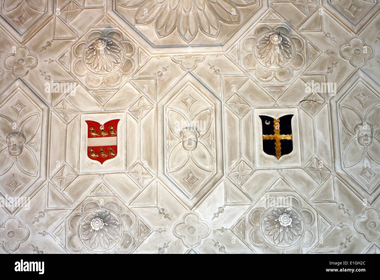 17. Jahrhundert Gips Decke mit dekorativen Verzierungen, Warwick Castle, England. Stockfoto