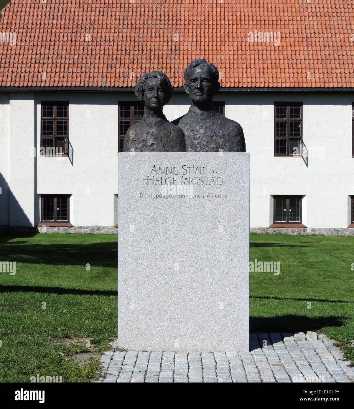 Statue von Anne Stine und Helge Ingstad Marcus war eine norwegische Forscher und Archäologen, die im Jahre 1960 Reste einer Wikingersiedlung L'Anse aux Meadows in der Provinz Neufundland in Kanada gefunden. Sie waren die ersten, die schlüssig zu beweisen, dass die grönländischen Nordmänner ein Weg über den Atlantik nach Nordamerika gefunden hatte, ungefähr 500 Jahre vor Christoph Kolumbus und John Cabot Stockfoto