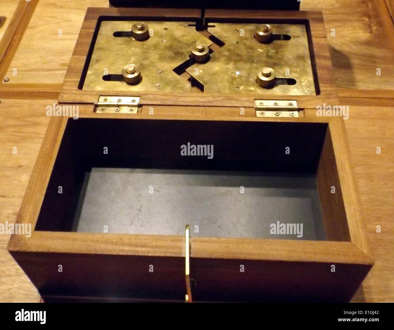 Islamischen arabischen Kombination lockby Al Jazari. al-Jazarī (1136 - 1206) war ein muslimischer Universalgelehrten: ein Gelehrter, Inventor, Mechanical Engineer, Handwerker, Künstler, und Mathematiker aus Jazirat ibn Umar (aktuelle Cizre, Türkei), die während der islamischen Golden Age (Mittelalter) lebte. Stockfoto