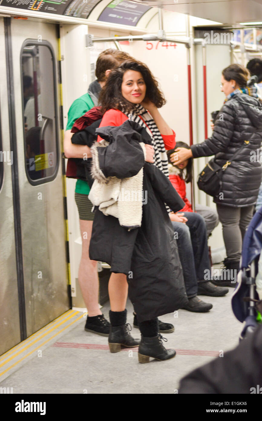 Toronto, Kanada. 12. Januar 2014 - erwies mehrere hundert Menschen sich um die U-Bahn-Fahrt ohne Hosen in Toronto zu verbinden. Stockfoto