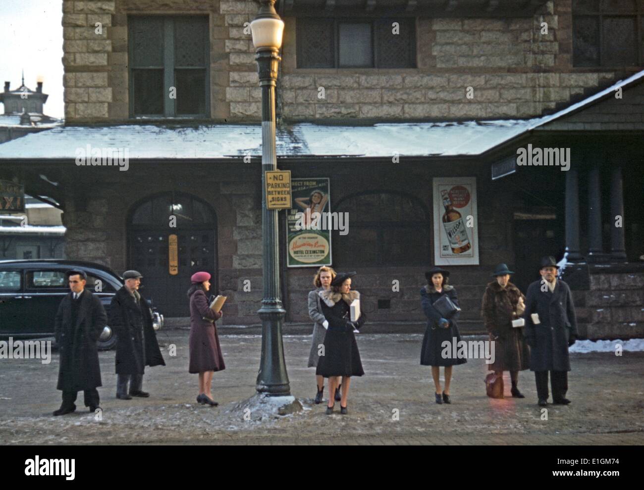 Farbfoto der Pendler, die gerade aus dem Bahnhof kommt, warten auf den Bus nach Hause, Lowell, Massachusetts, USA. Vom 1941 Stockfoto