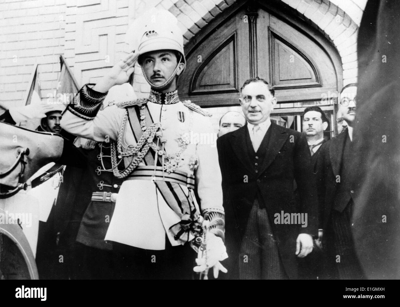 Foto von der Eröffnung des irakischen Parlaments durch die Regent mit dem Premierminister General Nuri as-sagte auf seiner Linken, Erhalt der Gruß der Ehrenwache. Vom 1942 Stockfoto