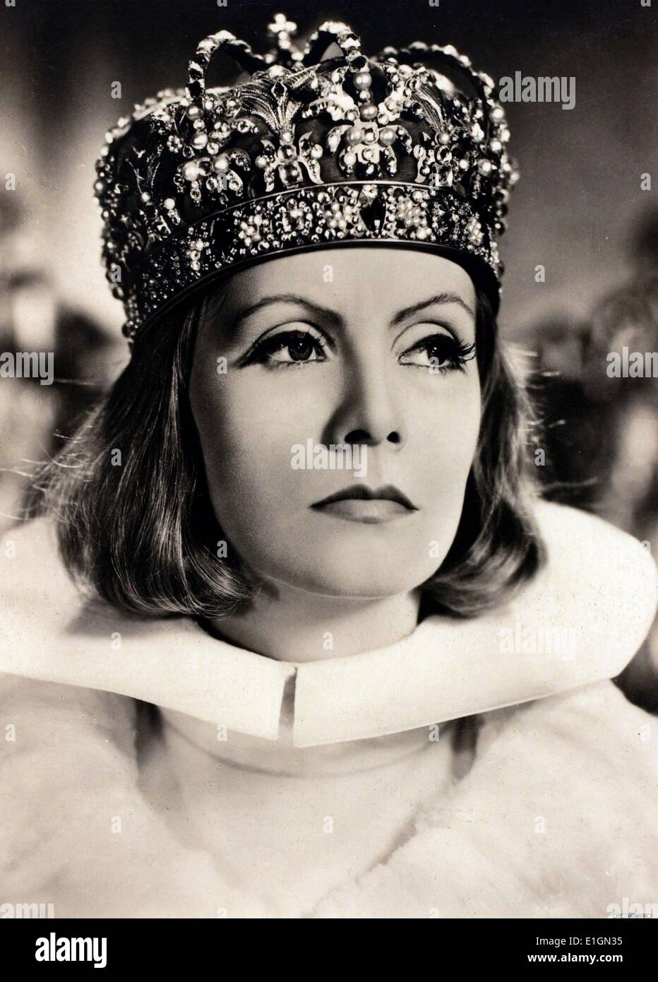 Königin Christina gespielt von Greta Garbo. Königin Christina ist ein Pre-Code Hollywood biographische Film, 1933 produziert und von Rouben Mamoulian geleitet. Es starred in Schweden geborene Schauspielerin Greta Garbo und John Gilbert. Christina (Schwedisch: Kristina Augusta; 18. Dezember [O.S. Vom 8. Dezember] 1626 - 19. April 1689), der später den Namen Christina Alexandra, war Queen Regnant von Schweden von 1633 bis 1654 Stockfoto