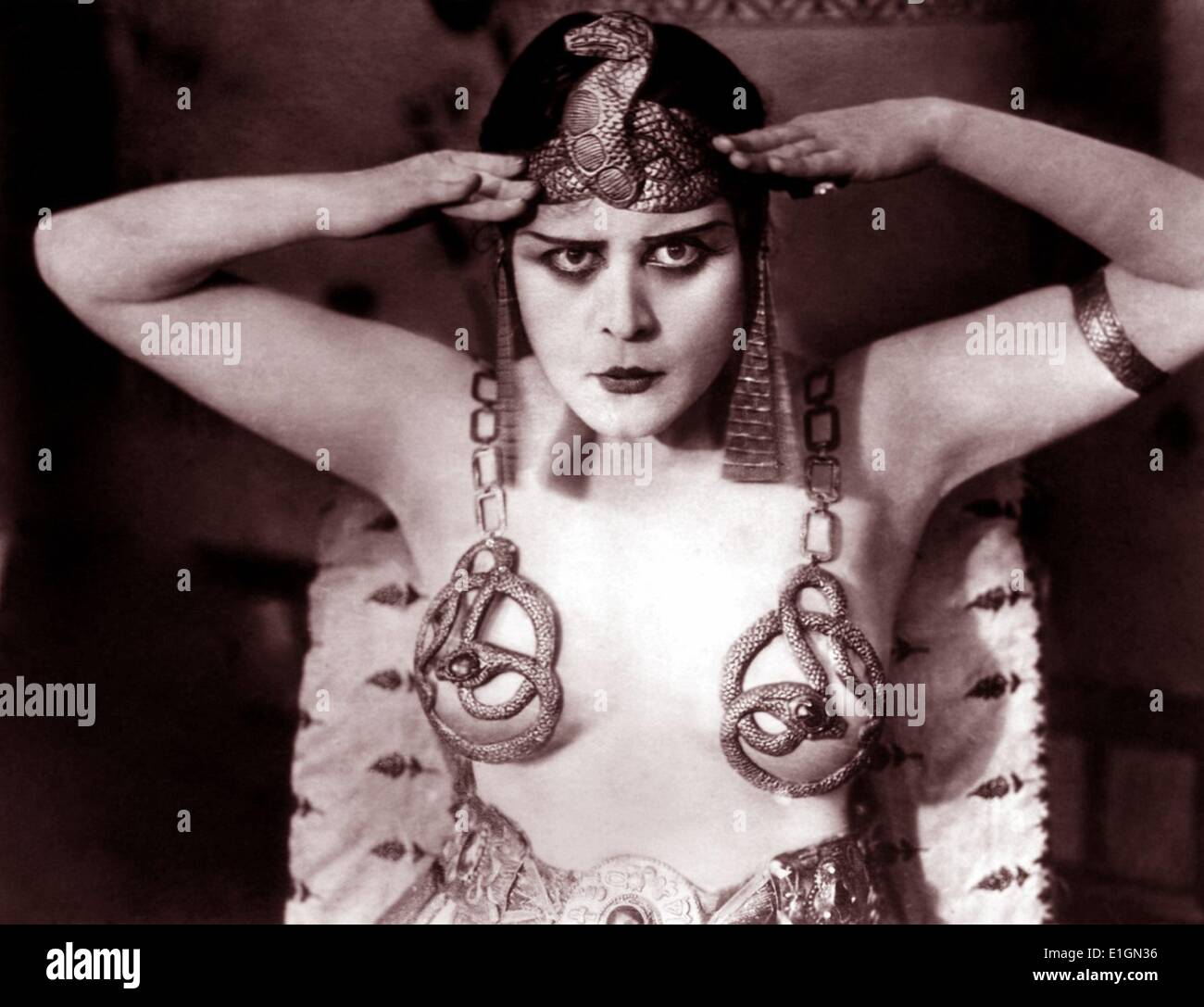 Theda Bara in dem 1917 Film Cleopatra Stockfoto