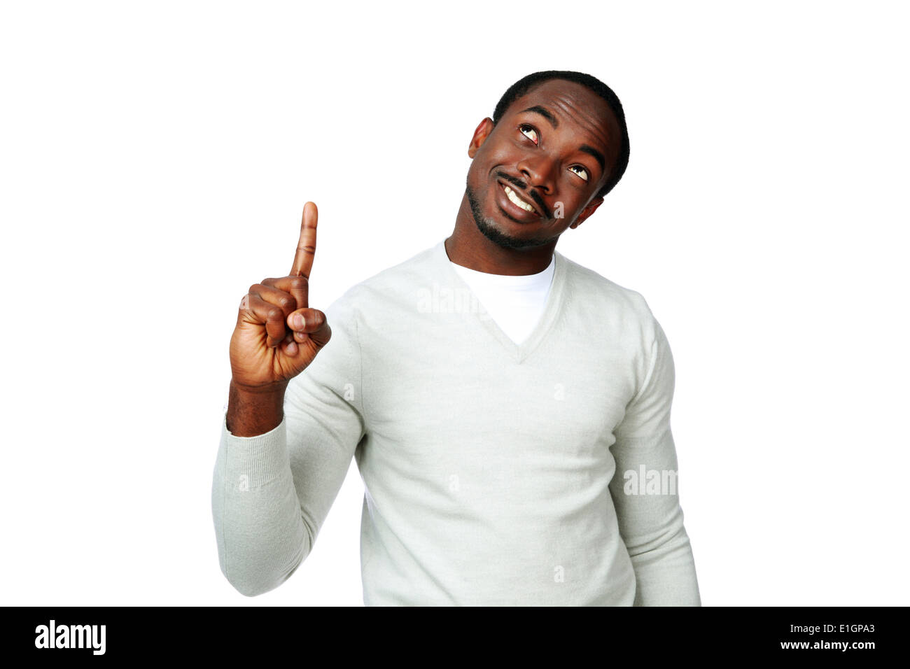 Junge Afrikaner über weißem Hintergrund nach oben zeigend Stockfoto