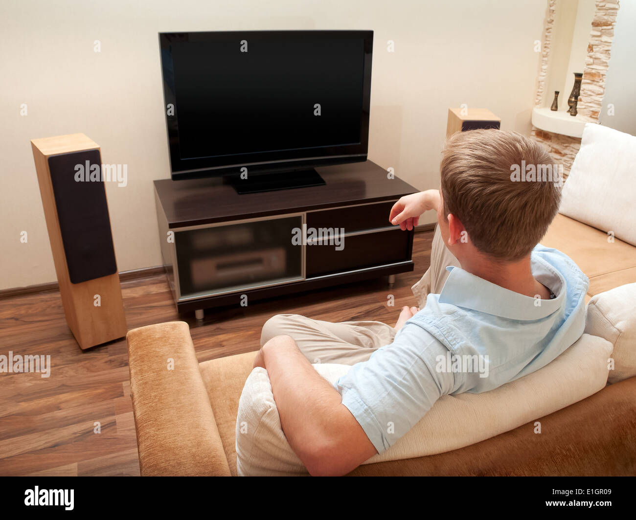 Mann Schläft Jeden Abend Vor Dem Fernseher Ein Lazy person watching tv Stockfotos und -bilder Kaufen - Alamy