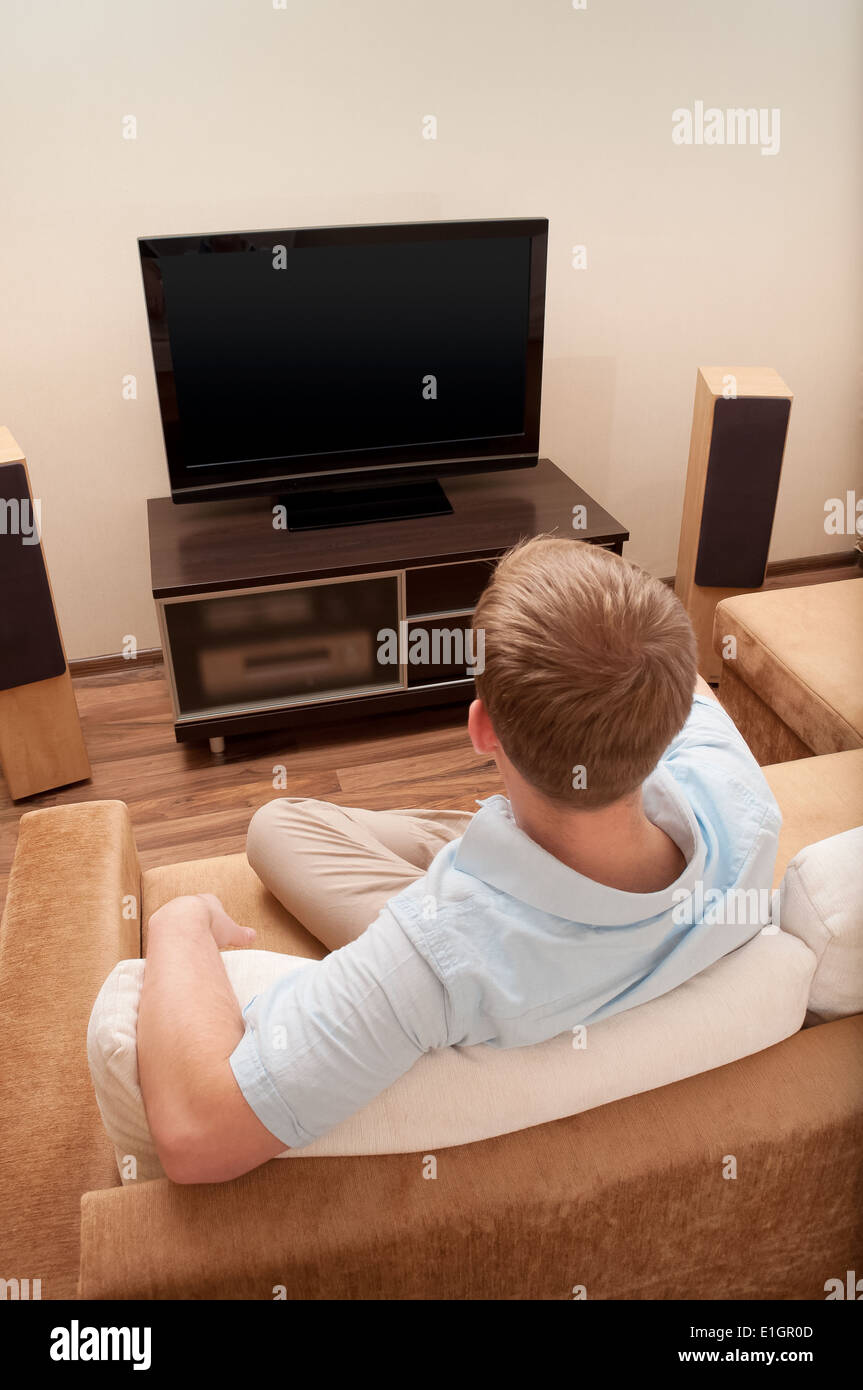 Mann Schläft Jeden Abend Vor Dem Fernseher Ein Lazy person watching tv Stockfotos und -bilder Kaufen - Alamy